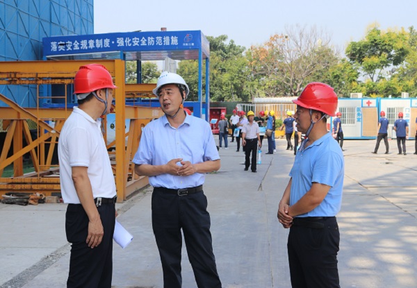 牛小昌副董事长陪同郑州大学吴宏阳副校长现场观摩 .jpg 牛小昌副董事长陪同郑州大学吴宏阳副校长现场观摩 .jpg